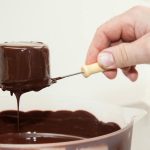 چرا یک قطره سرکه به لعاب شکلات اضافه می شود: شیمی درخشش و کرانچ unnamed-file.jpg